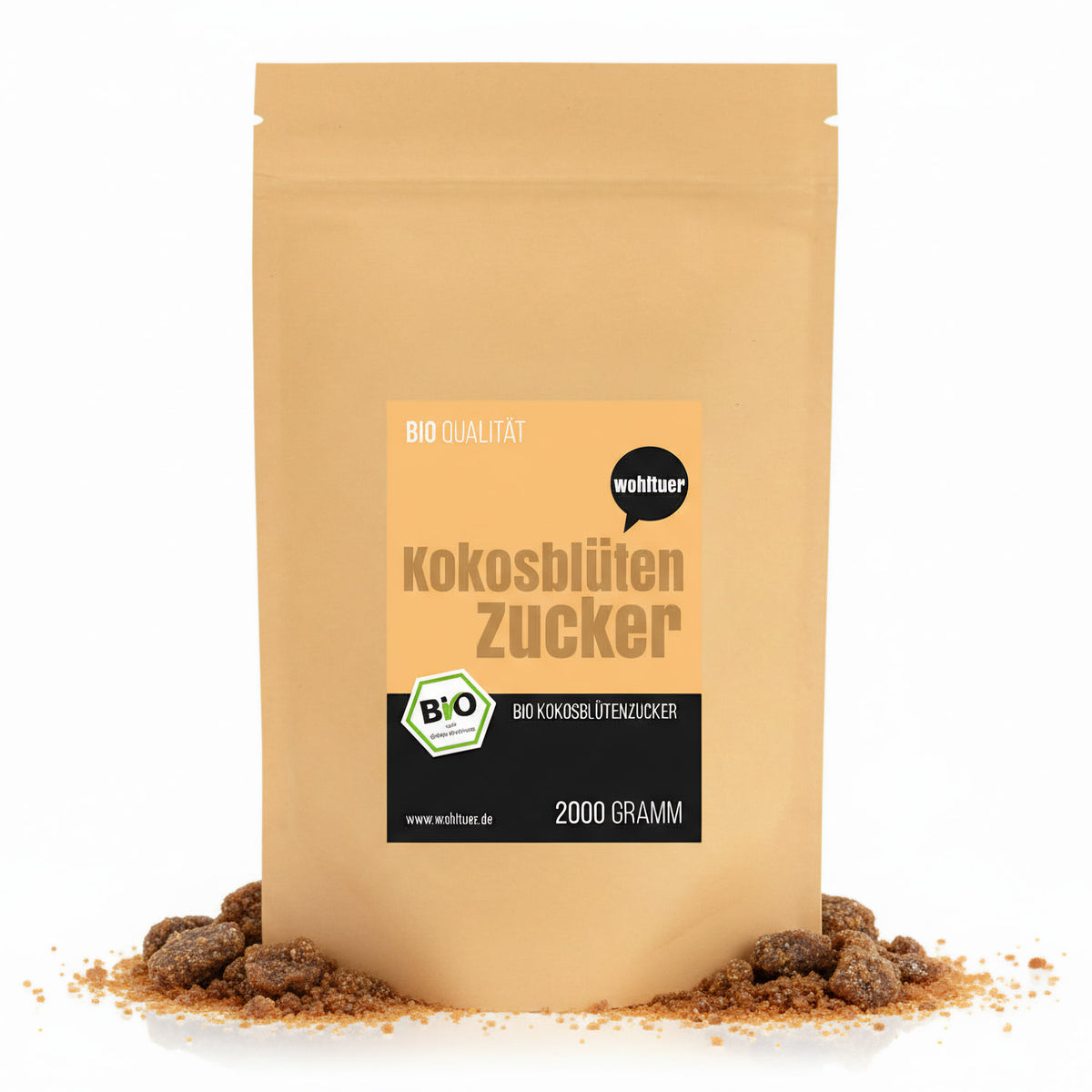 Beutel wohltuer Kokosblütenzucker 2000g stehend, umgeben von losem Zucker auf weißem Hintergrund.