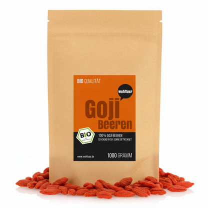 Beutel wohltuer Goji Beeren 1000g, stehend, umgeben von getrockneten gojibeeren auf weißem Hintergrund.