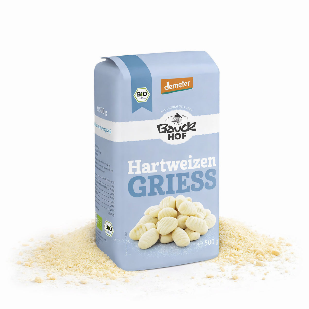 Packung Bauckhof Hartweizengrieß steht auf einem Haufen Grieß, Vorderseite mit Produktname und Gnocchi-Abbildung sichtbar.