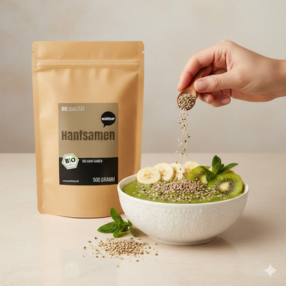 Ungeschälte Bio-Hanfsamen von Wohltuer, Superfood, in einer transparenten Schale, zeigt die kleinen, grünen Samen auf weißem Hintergrund.