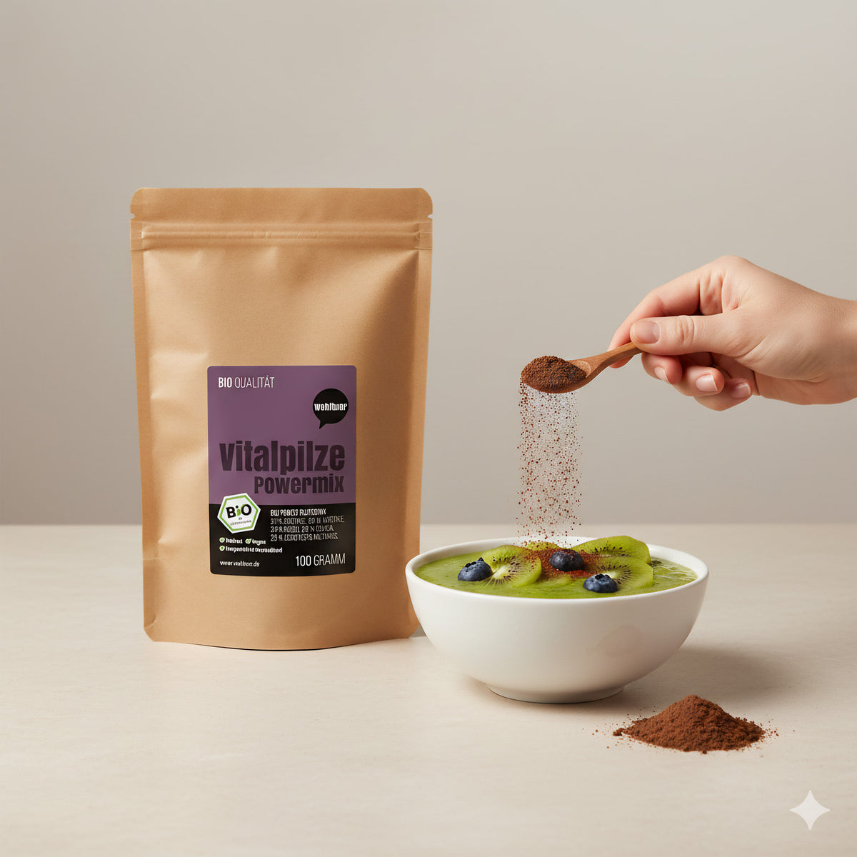Wohltuer Vitalpilze Powermix 100g neben einer Schale mit grüner Smoothie-Bowl, Pulver wird mit einem Löffel darüber gestreut.