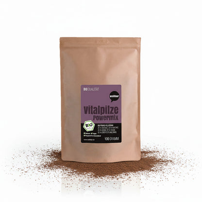 Beutel Wohltuer Vitalpilze Powermix 100g, stehend auf weißem Untergrund mit verstreutem Pulver davor.