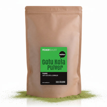 Braune wiederverschließbare Tüte wohltuer Gotu Kola Pulver 300g, stehend auf weißem Untergrund mit verstreutem grünem Pulver davor.