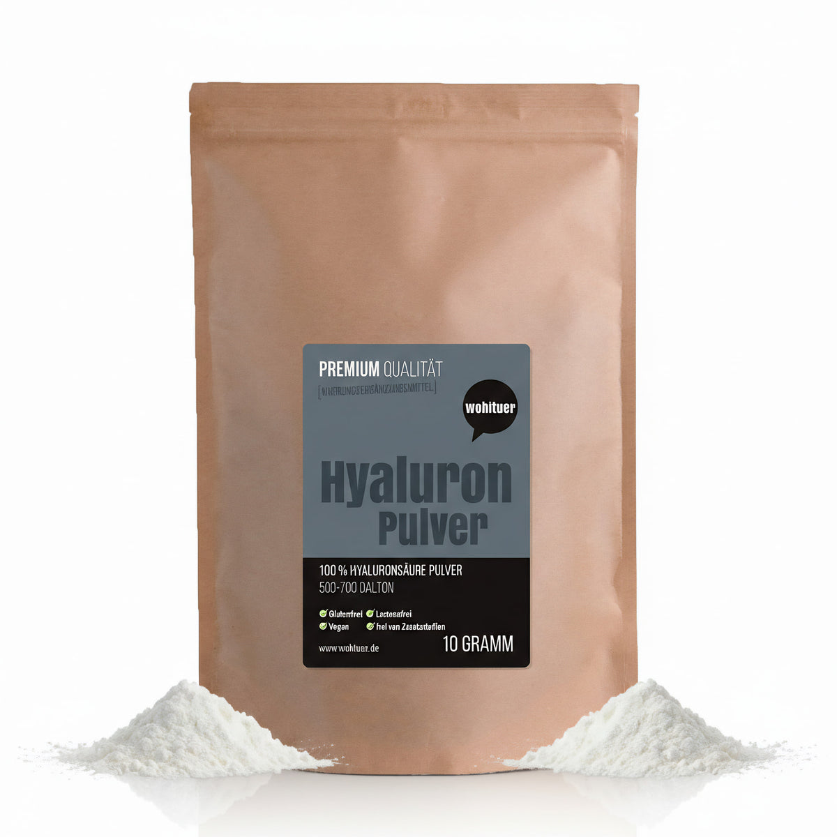 Standbeutel wohltuer Premium Hyaluron Pulver mit zwei kleinen Häufchen Pulver davor auf weißem Hintergrund.