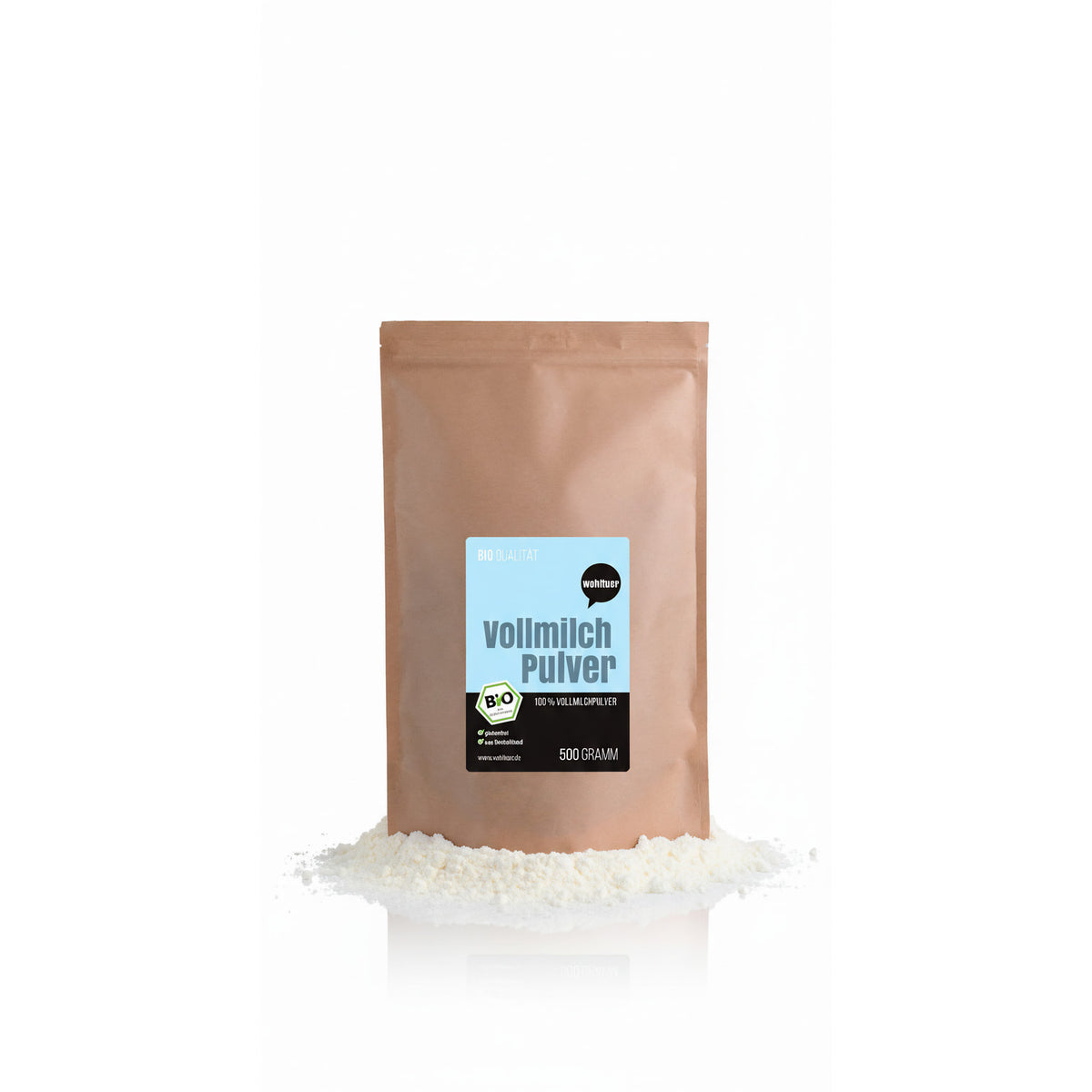 Beutel wohltuer Vollmilchpulver 500g stehend, davor etwas lösliches Pulver auf weißem Untergrund.