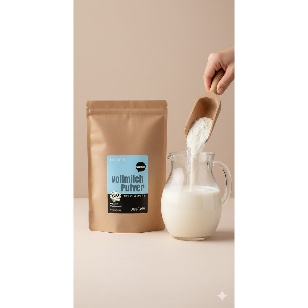 Beutel wohltuer Vollmilchpulver neben Glaskanne mit Milch, Pulver wird mit Holzschaufel eingefüllt, geeignet zum Kochen oder Frühstück.