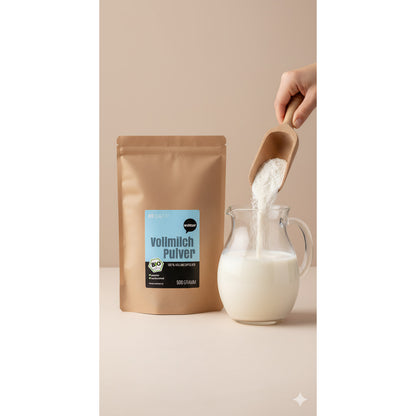 Beutel wohltuer Vollmilchpulver neben Glaskanne mit Milch, Pulver wird mit Holzschaufel eingefüllt, geeignet zum Kochen oder Frühstück.
