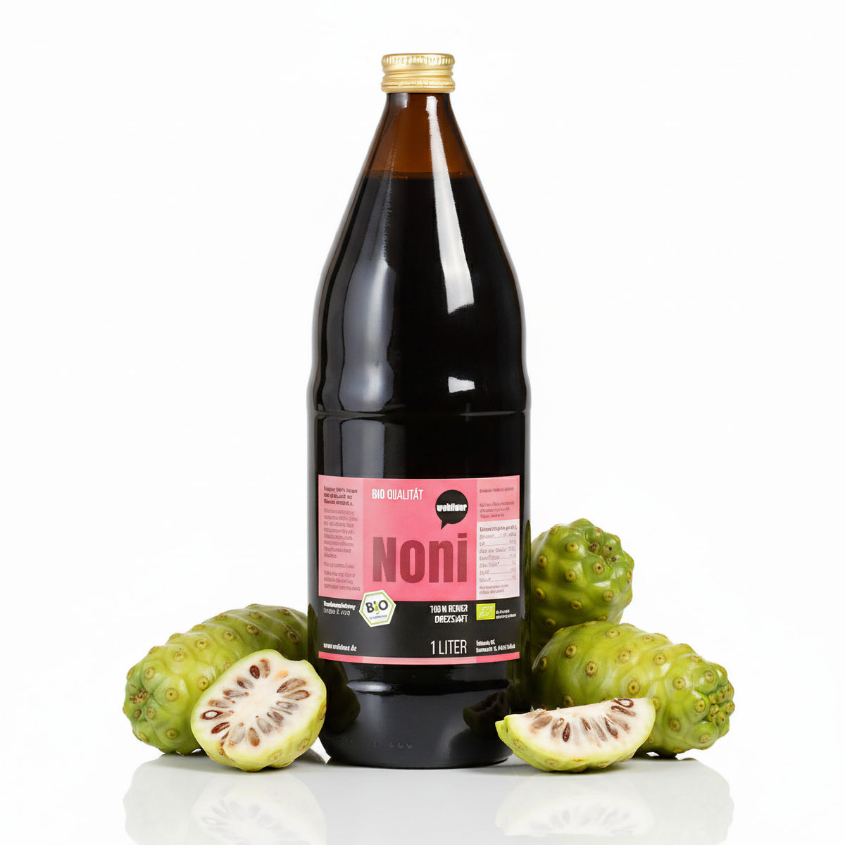 Wohltuer Noni Saft in brauner 1-Liter-Flasche, umgeben von ganzen und aufgeschnittenen Noni-Früchten auf weißem Hintergrund.