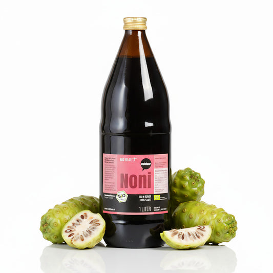 Wohltuer Noni Saft in brauner 1-Liter-Flasche, umgeben von ganzen und aufgeschnittenen Noni-Früchten auf weißem Hintergrund.
