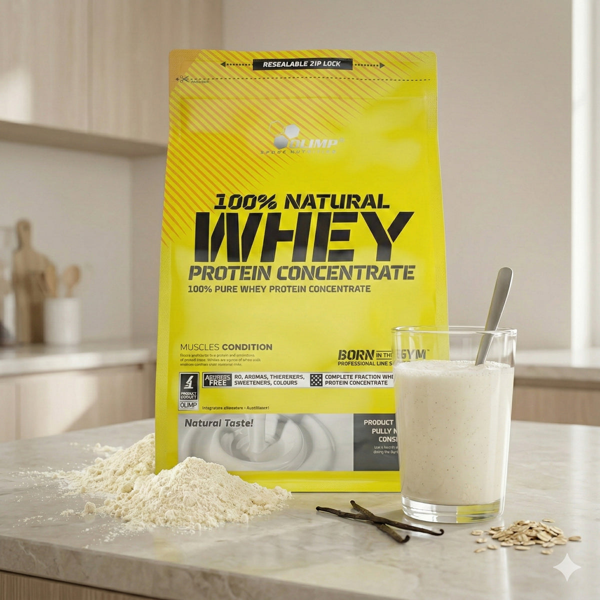 Olimp 100% natürliches Whey Protein Konzentrat, 700 g, in einem Becher mit Whey Protein Shake und Milch beigemischt