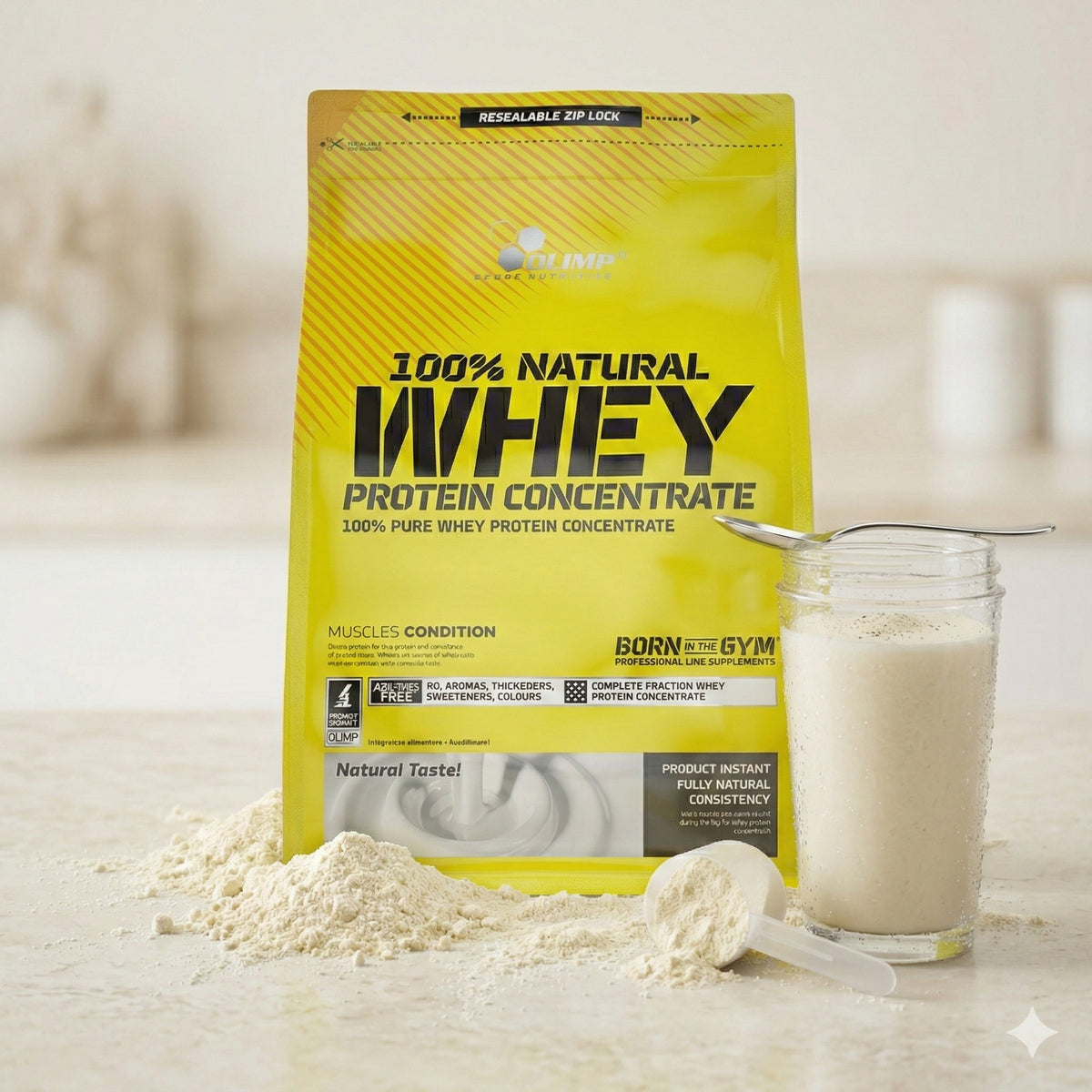 Olimp 100% Natural Whey Protein Konzentrat, 700g, in einem Whey Protein Shake Glas mit Milch und Früchten