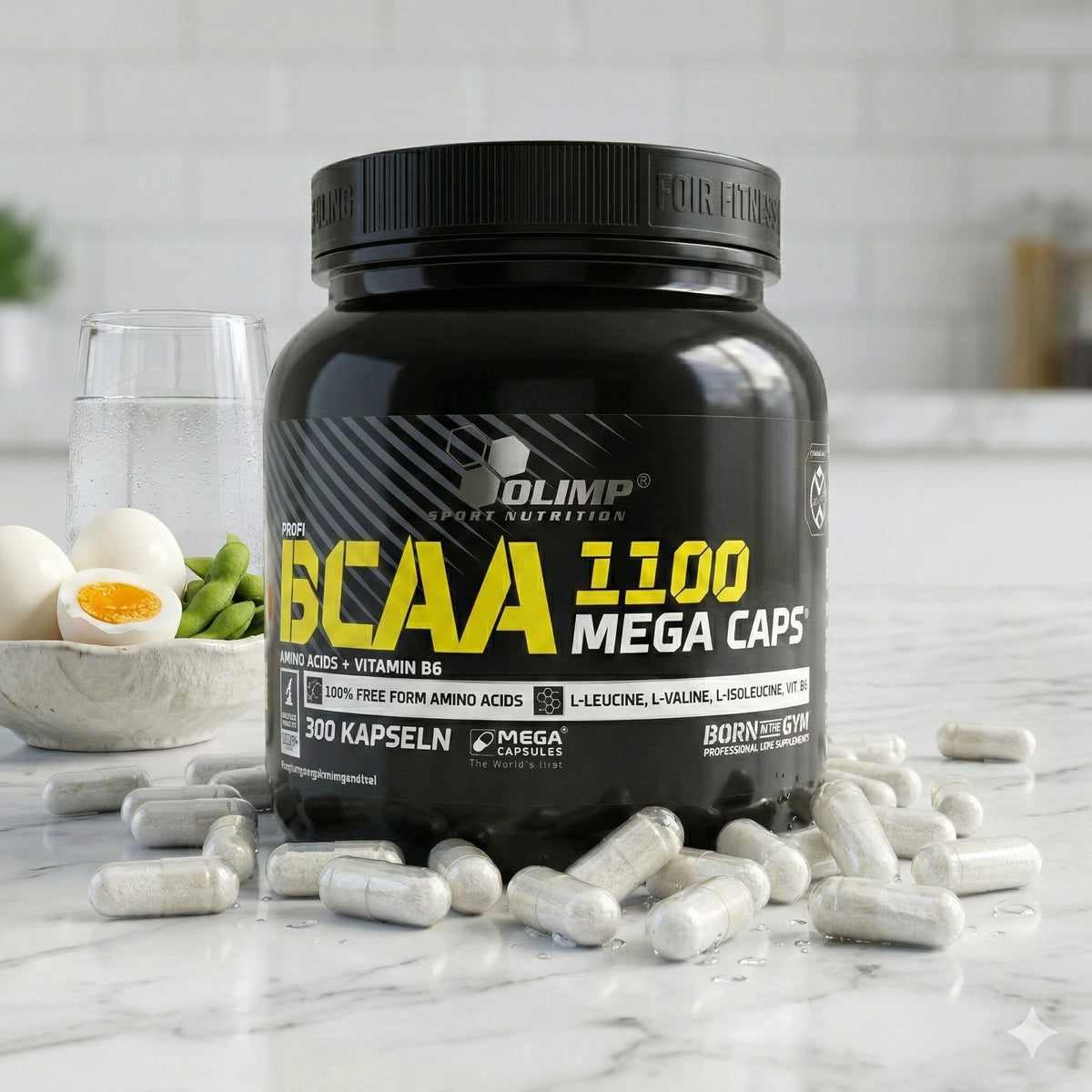 Olimp BCAA Mega Caps, 300 Kapseln, braune BCAA-Kapseln für Muskelaufbau und Regeneration, auf weißem Hintergrund.