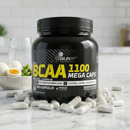 Olimp BCAA Mega Caps, 300 Kapseln, braune BCAA-Kapseln für Muskelaufbau und Regeneration, auf weißem Hintergrund.