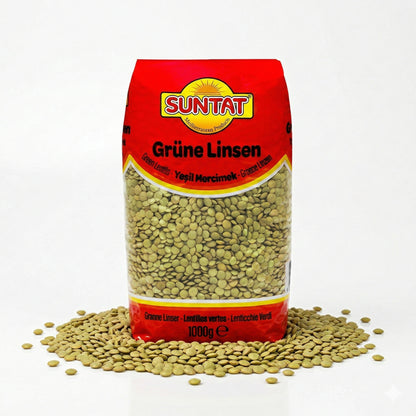 Grüne Linsen von Suntat, 1kg, geeignet zum Kochen, in einer transparenten Schüssel auf einem Holztablett.