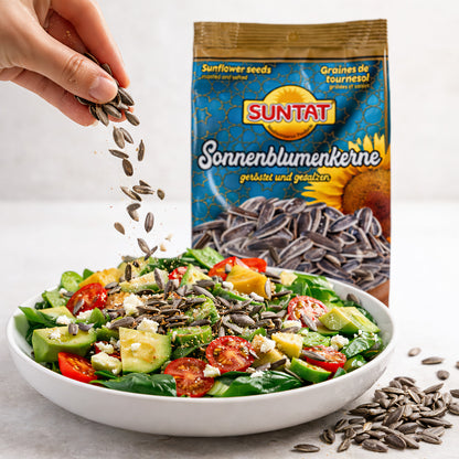 Geröstete und gesalzene Sonnenblumenkerne von Suntat, Snacks in 8x 150g Packungen, knusprig und goldbraun