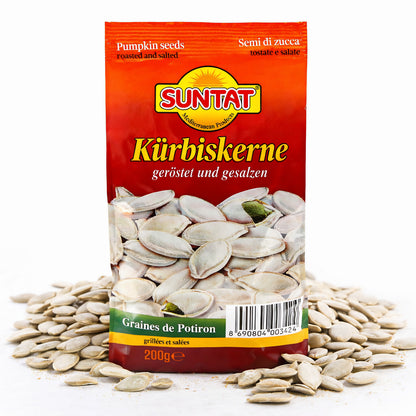 Geröstete und gesalzene Kürbiskerne von Suntat, ungeschält, in einer 4er Packung, perfekt als Snack, Nahaufnahme.