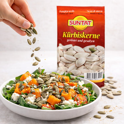 Ungeschälte, geröstete und gesalzene Kürbiskerne von Suntat in einer 4er Packung, perfekte Snack-Option