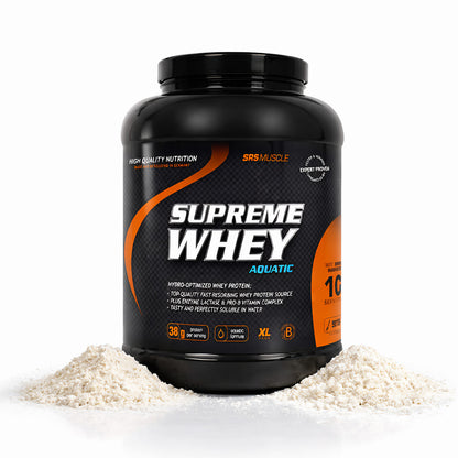Dose SRS Muscle Supreme Whey Protein 1900g mit schwarzem Deckel, daneben zwei Häufchen Eiweißpulver auf weißem Untergrund.