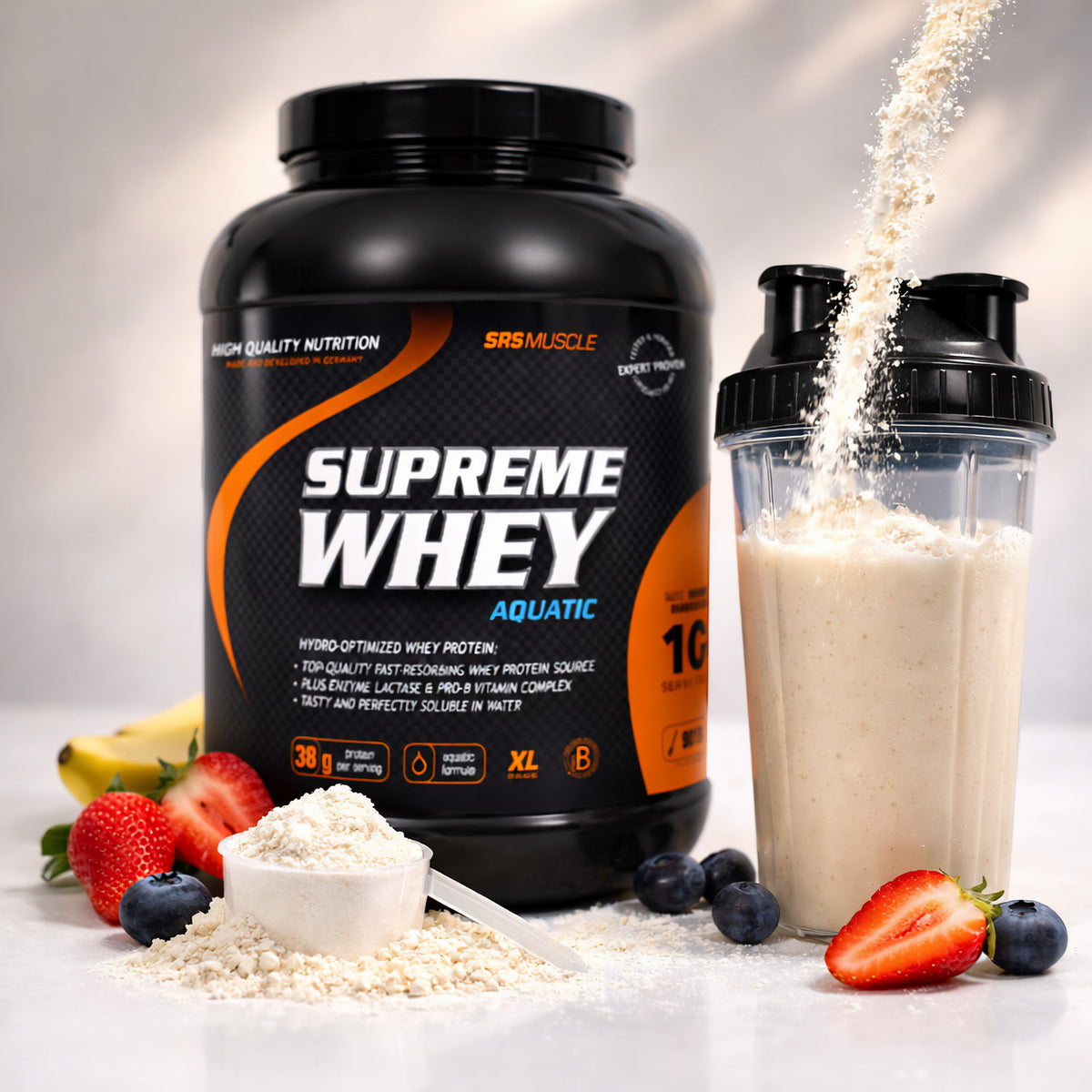 Supreme Whey Protein 1900g neben einem gefüllten Shakebecher, Messlöffel mit Eiweißpulver, frische Beeren und Banane im Vordergrund.