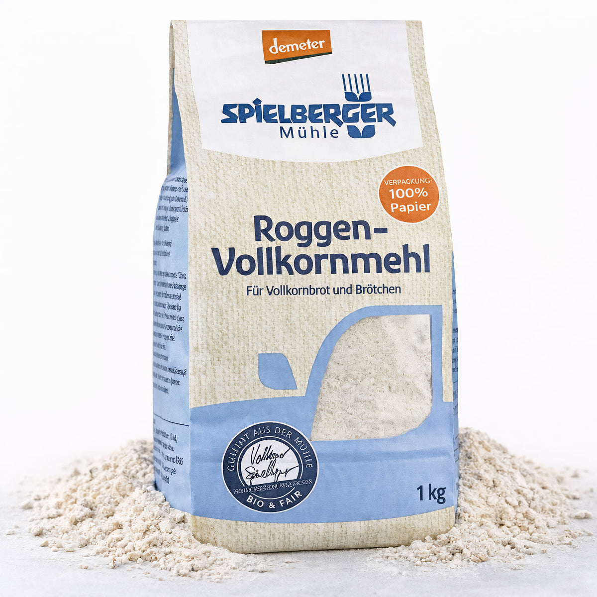 Vorderansicht einer 1-kg-Packung Spielberger Roggen-Vollkornmehl demeter, stehend auf verstreutem roggenmehl.