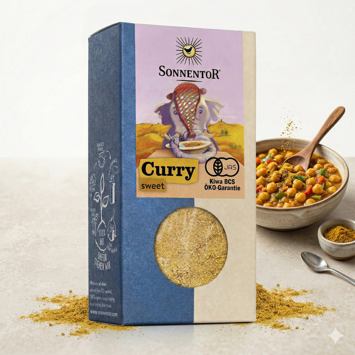 Sonnentor Curry süß 2x50g neben einer Schale Kichererbsencurry, Gewürzpulver und Löffel auf hellem Untergrund.