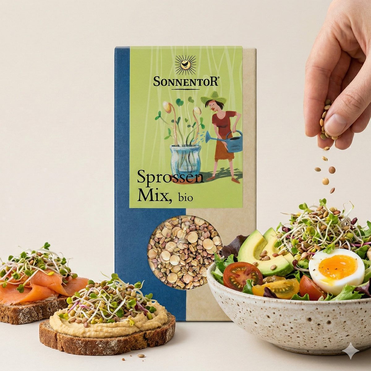 Sonnentor Sprossen-Mix 2x120g neben belegten Broten und Salat, eine Hand streut Sprossen als Salattopping.