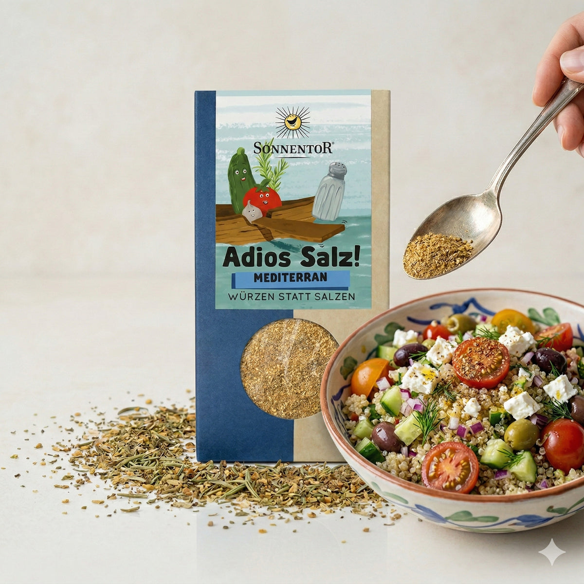 Sonnentor Adios Salz! mediterrane Gemüsemischung neben einer Schale Salat, ein Löffel Gewürz wird über das Gericht gestreut.