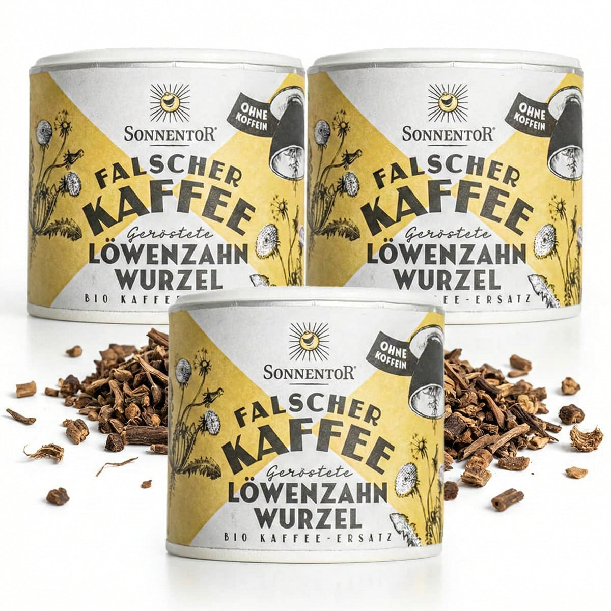 Drei Dosen Sonnentor falscher Kaffee aus gerösteter Löwenzahnwurzel 3x75g, umgeben von getrockneten Löwenzahnwurzelstücken auf weißem Hintergrund.