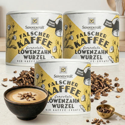 Sonnentor falscher Kaffee 3x75g mit gerösteter Löwenzahnwurzel, arrangiert mit einer Schale Heißgetränk, losem Getränkepulver und Messlöffel auf einer Küchenplatte.