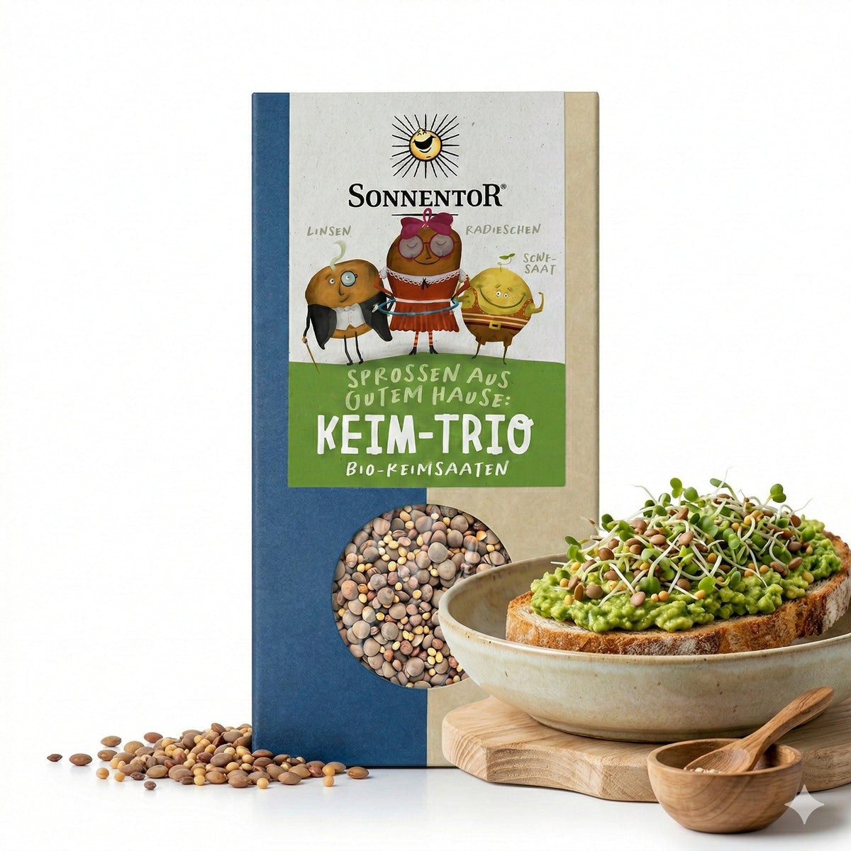 Sonnentor Keim-Trio Keimsaaten 120g neben einer Schale mit Brot, Avocado und frischen Keimsprossen, dazu Holzlöffel.