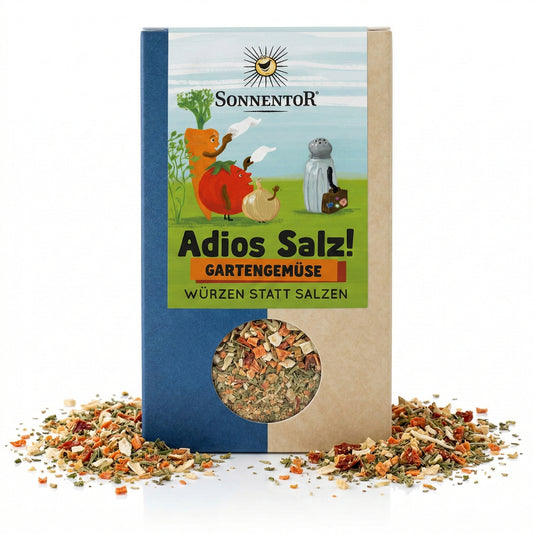 Sonnentor Adios Salz! Gartengemüse Gewürzmischung 3x60g in geöffneter Verpackung, umgeben von verstreuten getrockneten Kräutern und Gemüsestücken.