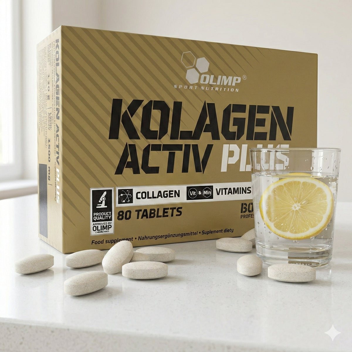olimp kolagen activ plus Packung mit verstreuten Tabletten und einem Glas Wasser mit Zitronenscheibe auf einer hellen Oberfläche