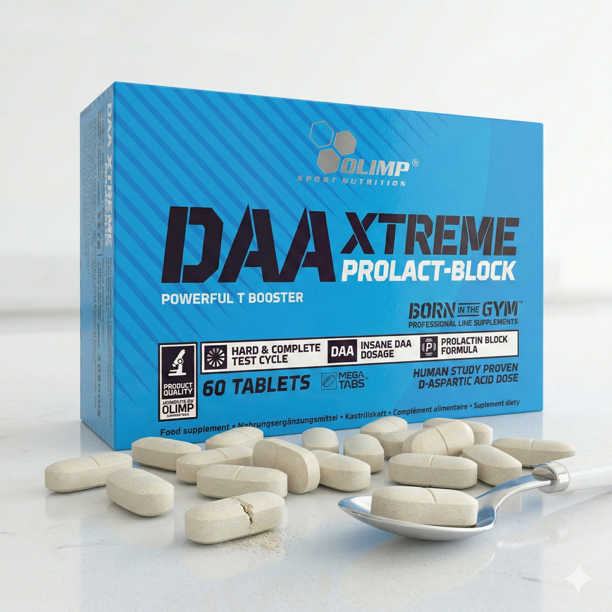 Olimp DAA Xtreme Tabletten und eine silberne Löffel mit Tablette vor der Packung, einige Tabletten sind leicht gebrochen.