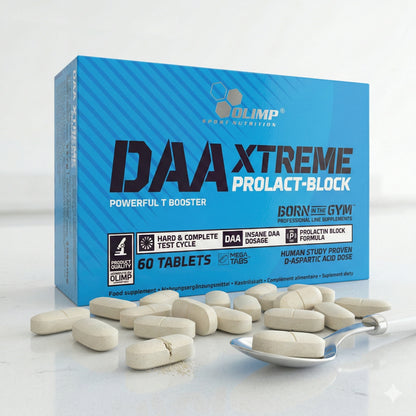 Olimp DAA Xtreme Tabletten und eine silberne Löffel mit Tablette vor der Packung, einige Tabletten sind leicht gebrochen.