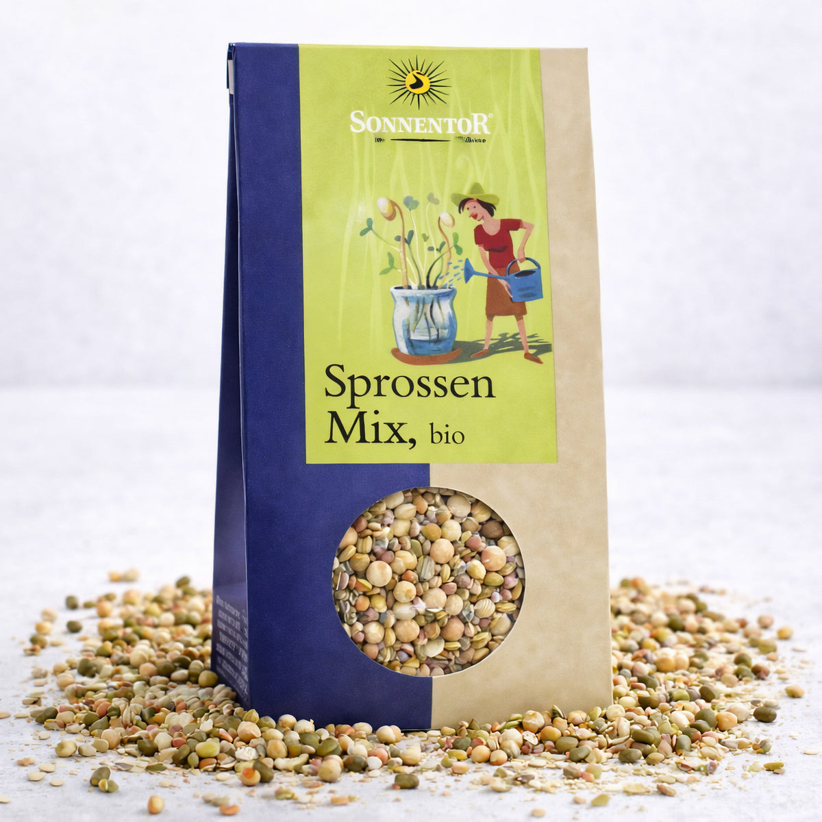 Sonnentor Sprossen-Mix 120g Vorratspackung stehend, umgeben von verstreuten Keimsprossen und Saaten auf hellem Untergrund.