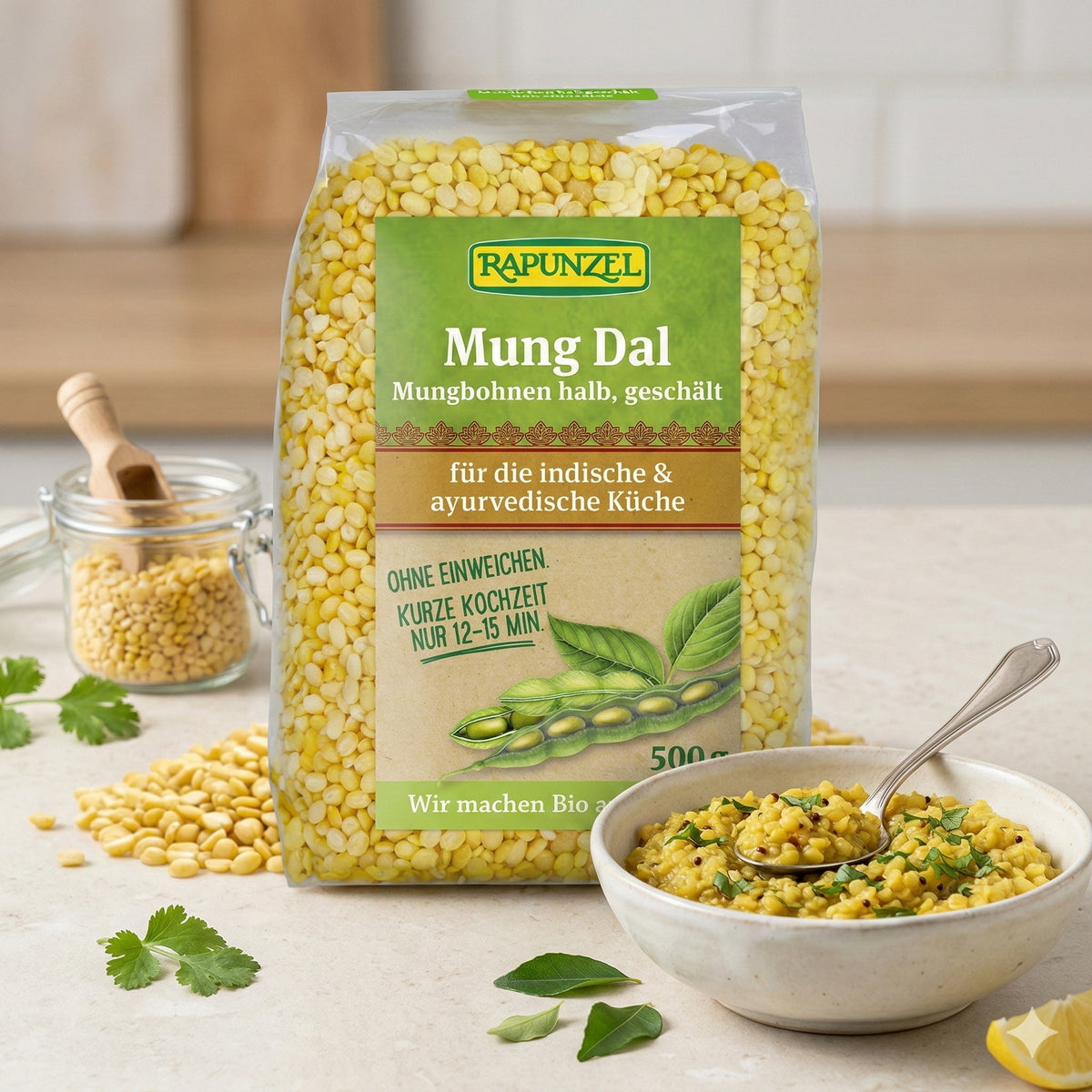 Bio Mung Dal von Rapunzel, halb geschälte Mungbohnen, zum Kochen, geordnet in einem transparenten Behälter