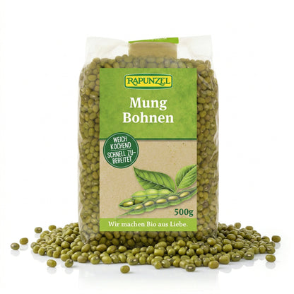 Bio Mungbohnen von Rapunzel in 500g Packung, zum Kochen, getrocknet und grün, auf weißem Hintergrund, frisch und naturbelassen