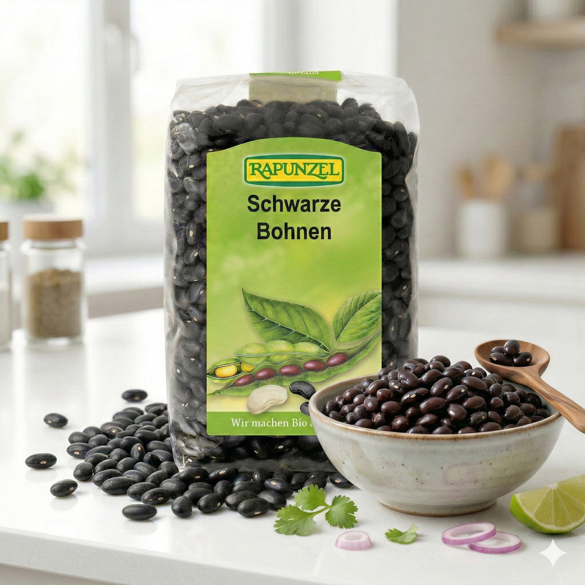 Schwarze Bio-Bohnen von Rapunzel in 500g-Packung, ideal zum Kochen, mit grünen Hülsen und glänzender Oberfläche.