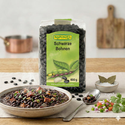 Schwarze Bio-Bohnen von Rapunzel in 500g Packung, ideal zum Kochen, mit frischen, schwarzen Bohnen auf weißem Hintergrund.