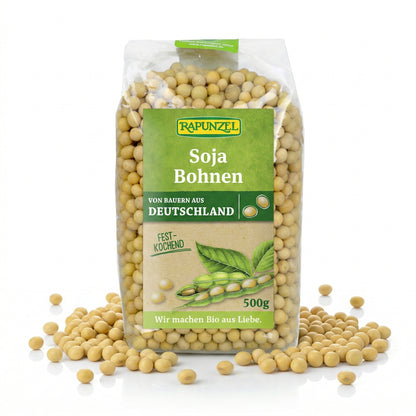 Bio Sojabohnen von Rapunzel in 500g Packung, ideal zum Kochen, liegen in einer Schüssel auf einem Küchenhintergrund.