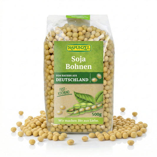 Bio Sojabohnen von Rapunzel in 500g Packung, ideal zum Kochen, liegen in einer Schüssel auf einem Küchenhintergrund.