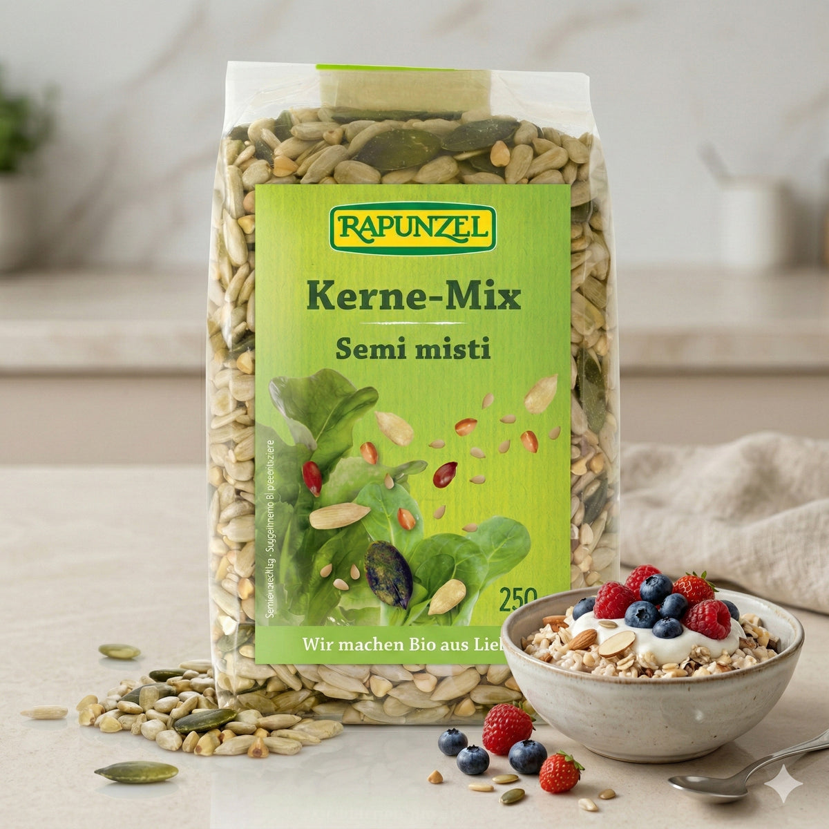 Bio Kernen-Mix von Rapunzel zum Kochen, zeigt eine Schüssel mit gemischten rohen Kernen und Samen.