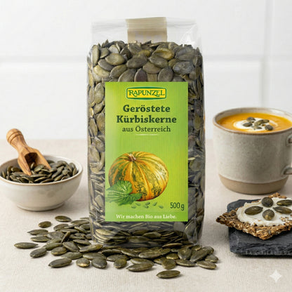 Geröstete Bio-Kürbiskerne von Rapunzel, 500g, ideal zum Kochen und Backen, in einer offenen Packung sichtbar
