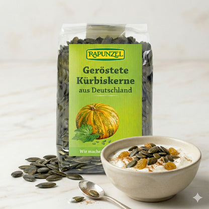Geröstete Bio-Kürbiskerne von Rapunzel in 200g Verpackung, ideal zum Kochen und Snacken, auf einem weißen Hintergrund.