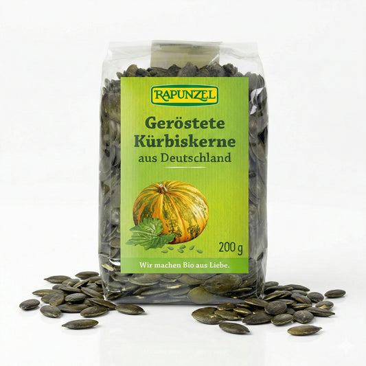 Geröstete Bio-Kürbiskerne von Rapunzel in 200g Packung, ideal zum Kochen und Snacken, mit grünen und braunen Kerne sichtbar