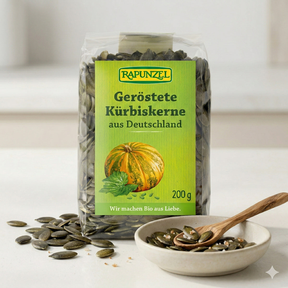 Geröstete Bio Kürbiskerne von Rapunzel in einer 200g-Packung, ideal zum Kochen und Snacken.