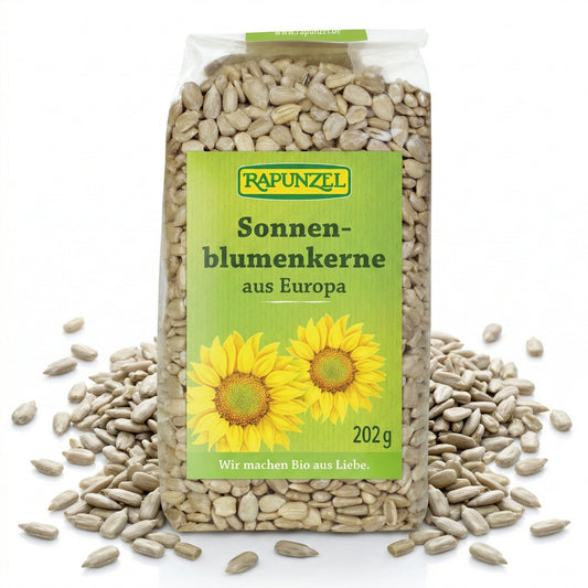 Bio Sonnenblumenkerne von Rapunzel, kochen, ab 250g, helle Sonnenblumenkerne in einer offenen Packung auf weißem Hintergrund