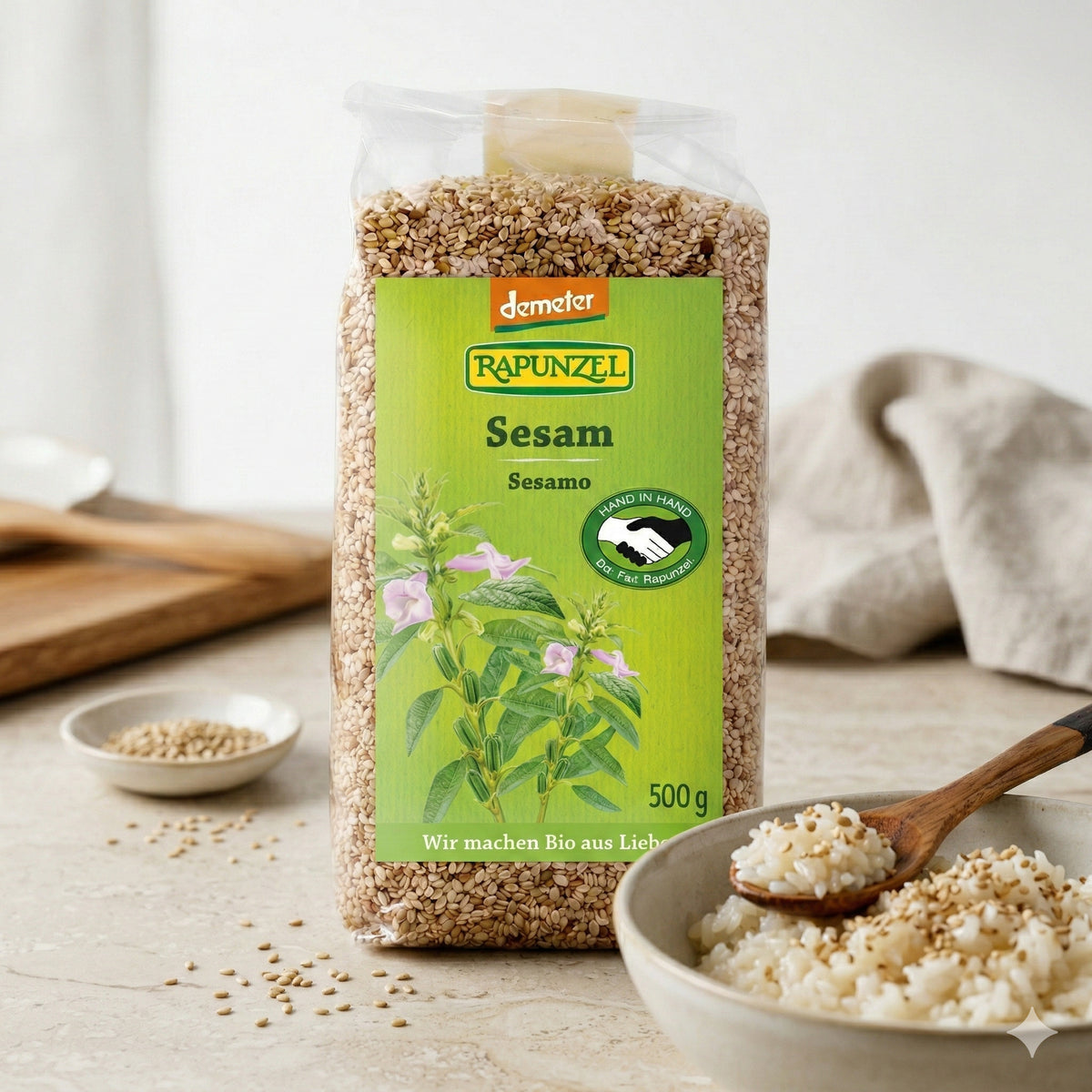 Bio Sesam von Rapunzel, Demeter-Qualität, 500g, zum Kochen, sichtbar in einer geöffneten Verpackung mit Sesamsamen.