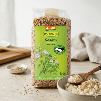 Bio Sesam von Rapunzel, Demeter-Qualität, 500g, zum Kochen, sichtbar in einer geöffneten Verpackung mit Sesamsamen.