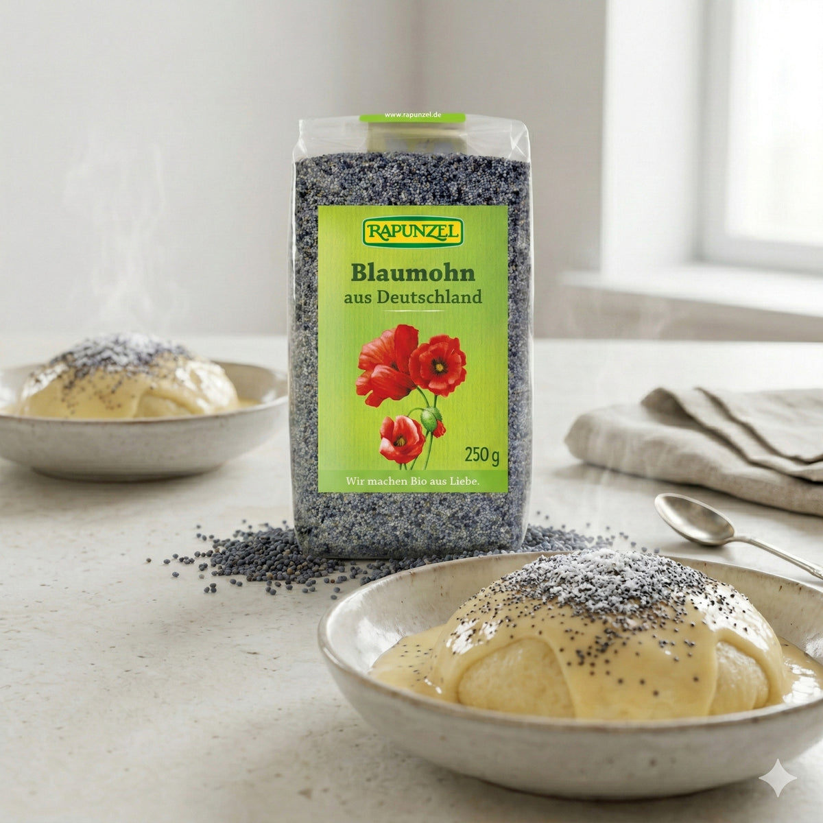 Bio Blaumohn von Rapunzel in einer transparenten Schale, frischer blauer Mohn für das Kochen.